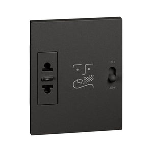 Shaver socket with insulation transformer